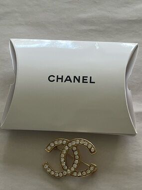 Chanel Double CC Gold Tone Clear Rhinestone Brooch pin Pendant Jewelry